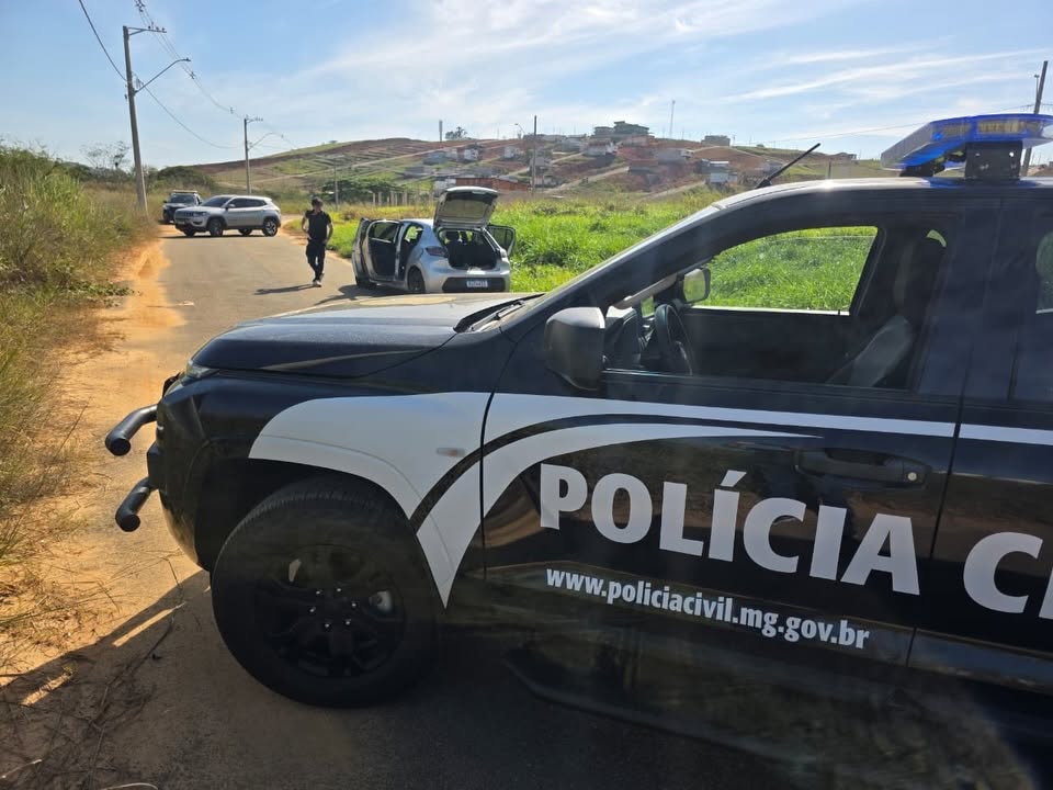 POLÍCIA CIVIL APREENDE DROGAS AVALIADAS EM R$ 7 MIL E PRENDE DOIS SUSPEITOS APÓS PERSEGUIÇÃO EM MURIAÉ.